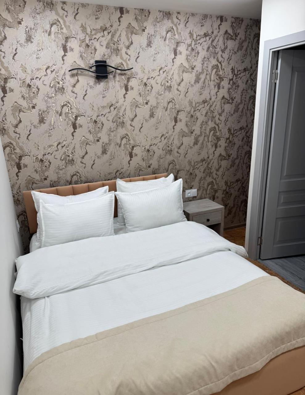 Lux Plaza Hotel P'arak'ar Buitenkant foto