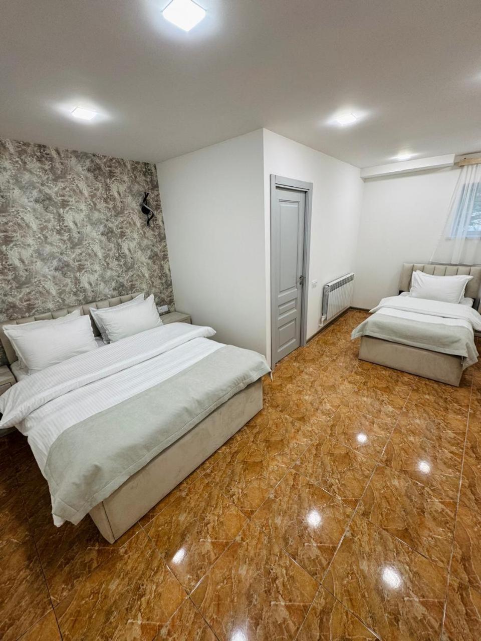Lux Plaza Hotel P'arak'ar Buitenkant foto